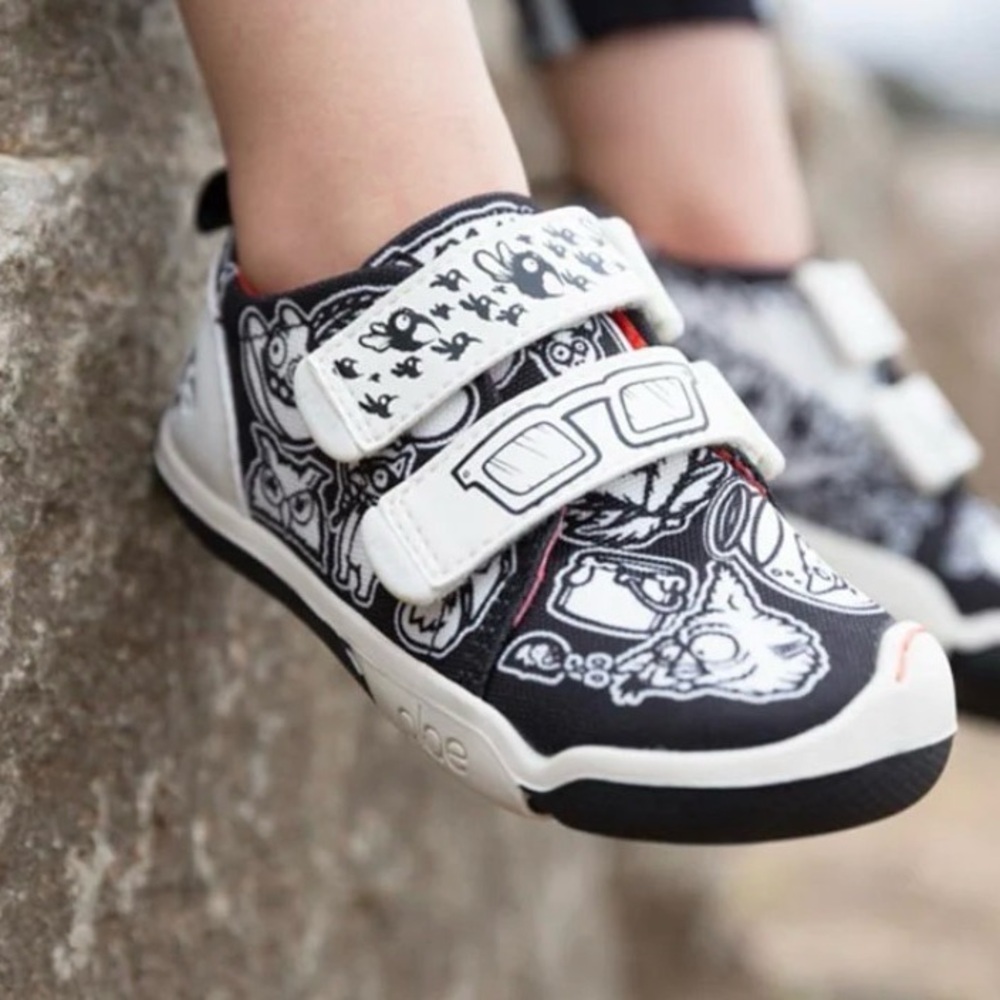 New in box Plae Roan boys kids black white sneakers shoe sz 8